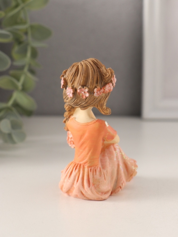 Сувенир полистоун "Девочка с пышной косой, с букетиком" персиковый 7х4,5х8,5 см
