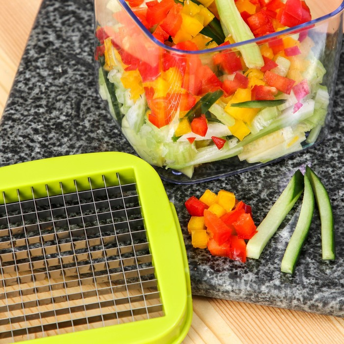 Овощерезка универсальная с контейнером Доляна, 3 сменные насадки и пушер, 14,5&times;14,5&times;21 см, цвет бело-зелёный