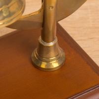 Колокол настольный с подставкой для ручки 10&times;18&times;18 см, латунь, дерево