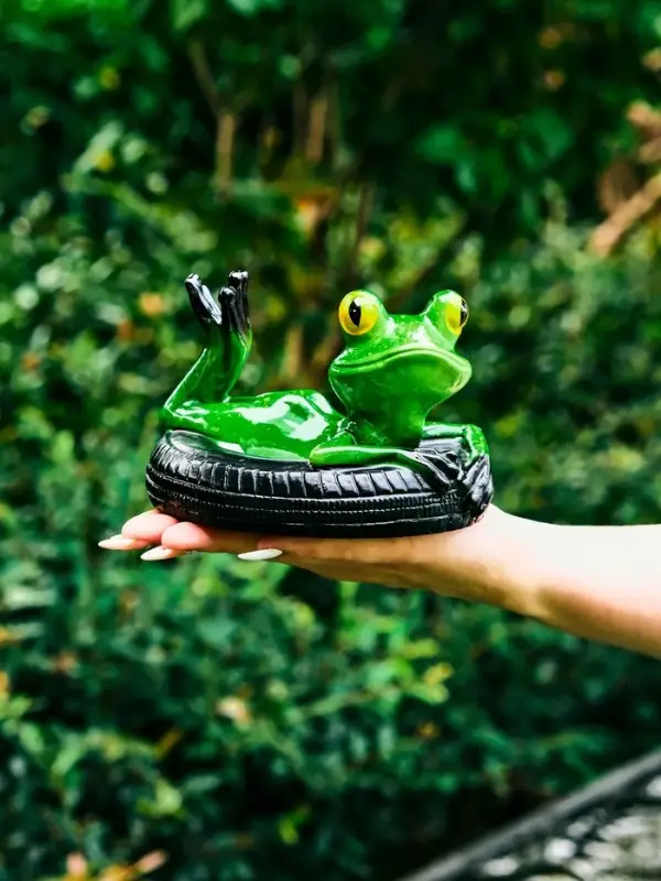 Садовая фигура 14 х 13 х 9,5 см "Лягушка на шине" Водоплавающая