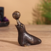 Сувенир бронза "Тюлень с мячом" 7х4х7 см