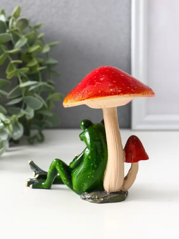 Сувенир полистоун лак "Лягуха с книгой сидит под мухоморами" 13,2х7,5х11 см