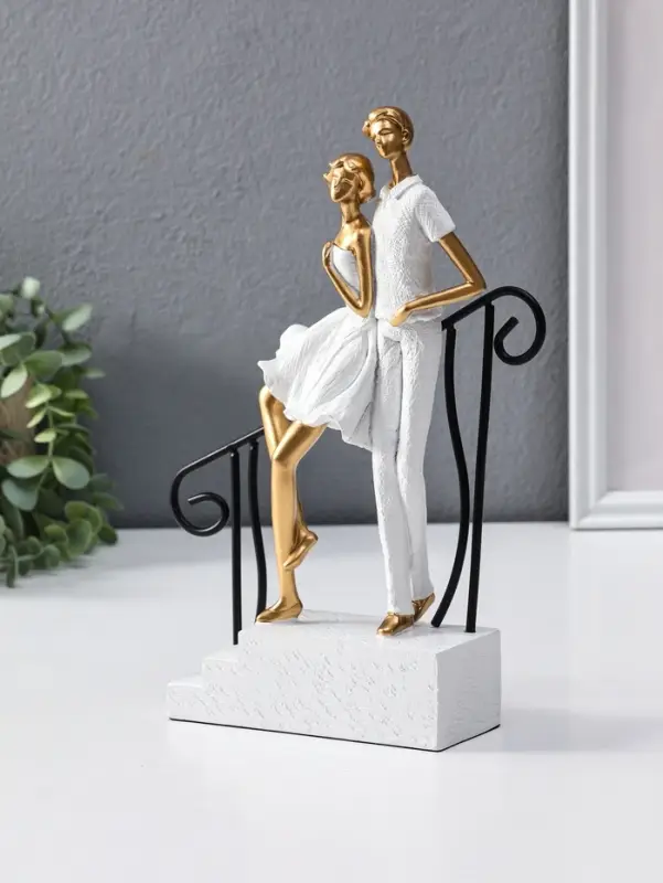 Сувенир полистоун "Парочка стоит у перил" бело-золотой 5,5х20х26,5 см