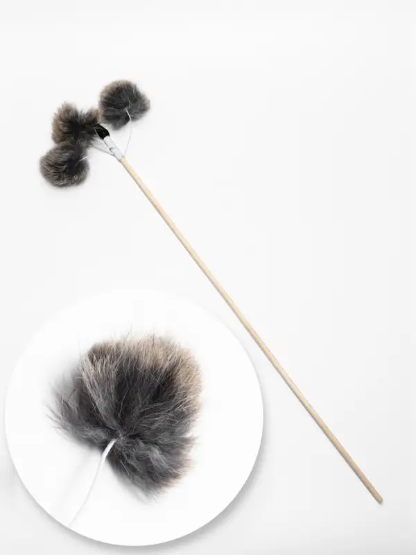 Дразнилка-удочка "Меховой пушок на трех резинках", на деревянной палочке 50 см
