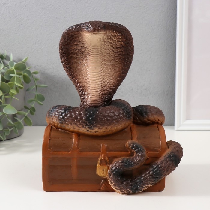 Фигурка "КОБРА НА СУНДУКЕ"  20  х 17  х 12 см.