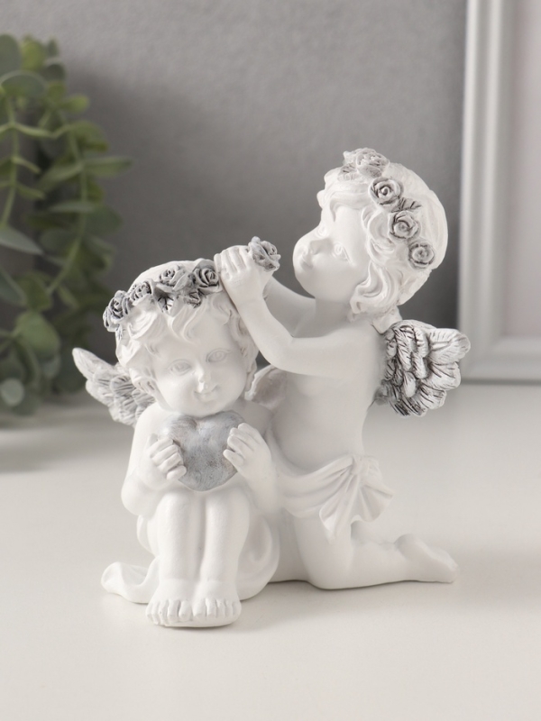Сувенир полистоун "Ангелочки вплетают венок в волосы, с сердцем" бело-серый 11х8х12,5 см