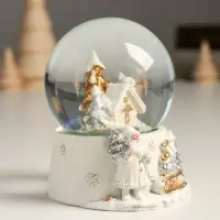 Сувенир полистоун водяной шар "Домик в заснеженном лесу" белый с золотом 7х8х9 см