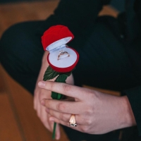 Футляр бархатный под кольцо &laquo;Роза на стебле&raquo; 4,5&times;4,5, цвет красно-зелёный, вставка белая