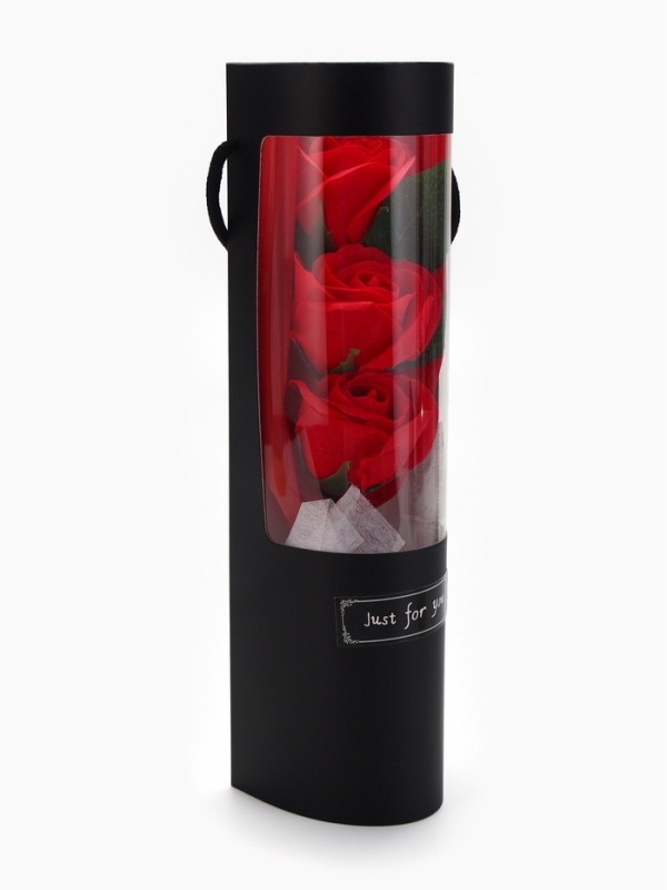 Букет из трех мыльных красных роз в колбе.