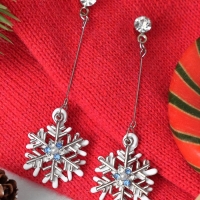 Серьги висячие со стразами &laquo;Новогодние&raquo; две снежинки, цвет бело-голубой в серебре
