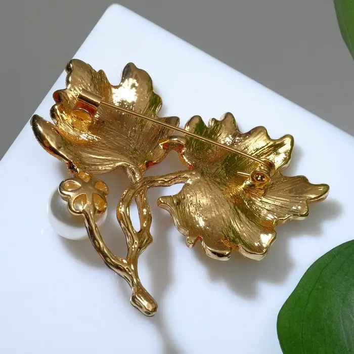 Брошь &laquo;Листья кленовые&raquo;, цветная в золоте