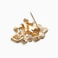 Зажим для кардигана "Ажур", завитки, цвет белый в золоте