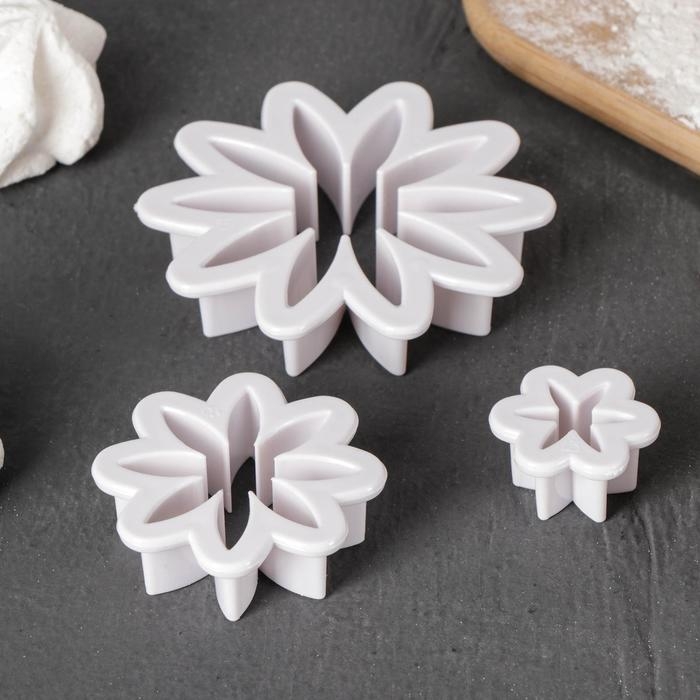 Набор выемок кондитерских для марципана и теста Доляна &laquo;Хризантема&raquo;, 3 шт: d=6,5 см, d=3,5 см, d=2 см