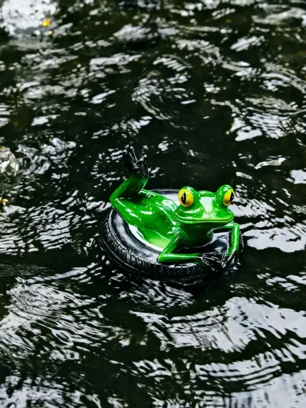 Садовая фигура 14 х 13 х 9,5 см "Лягушка на шине" Водоплавающая
