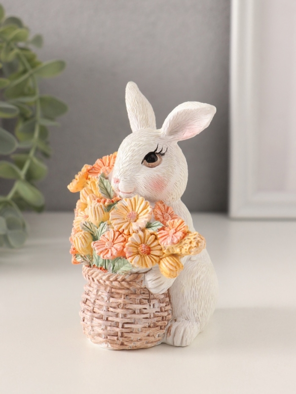 Сувенир полистоун "Белый кролик с цветами в плетённой корзине" 9х8,5х11,5 см