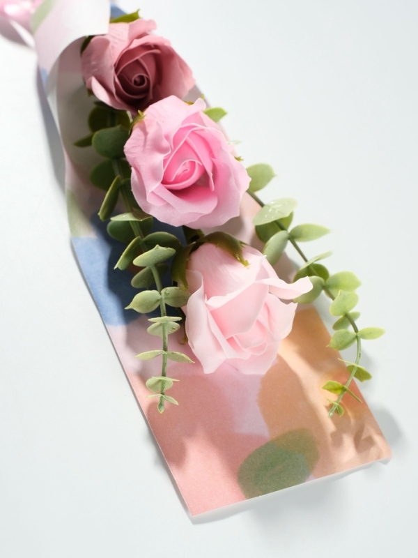 Букет из мыльных лепестков "Три розы с эвкалиптом" розовый 8,5х7,4х38,6 см