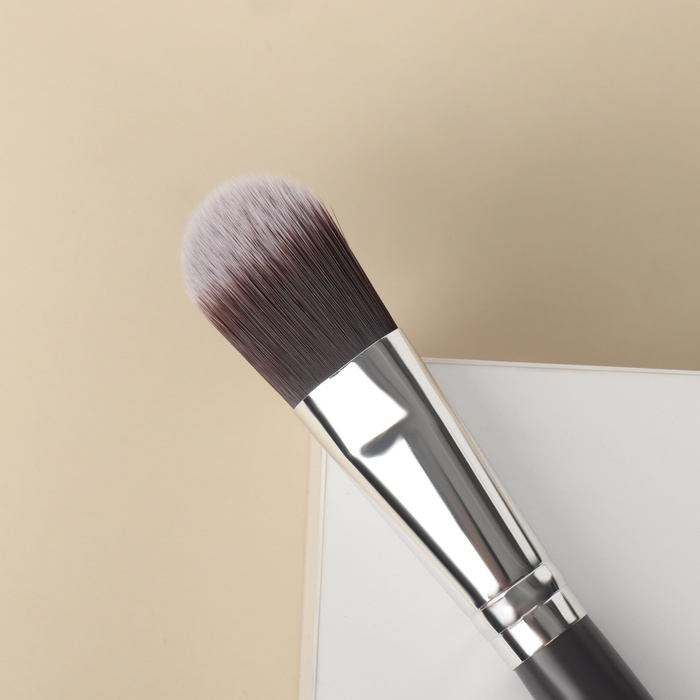 Кисть для макияжа &laquo;Brush GRAPHITE&raquo;, 17 (&plusmn; 1) см, цвет тёмно-серый/серебристый