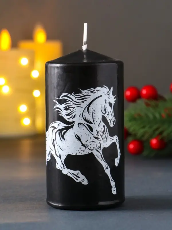 Свеча столб 50*100 мм с накаткой "Символ года" , Конь, черная