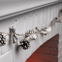 Гирлянда &laquo;Нить&raquo; 1.5 м роса с насадками &laquo;Шишки и ветки&raquo;, IP20, серебристая нить, 30 LED, батарейки CR2032х2 (в комплекте), свечение тёплое белое