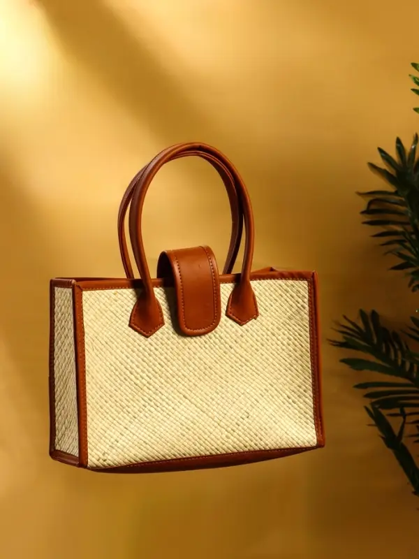 Сумка плетёная на застёжке из пандана 30х10х35 см, бежево-коричневый