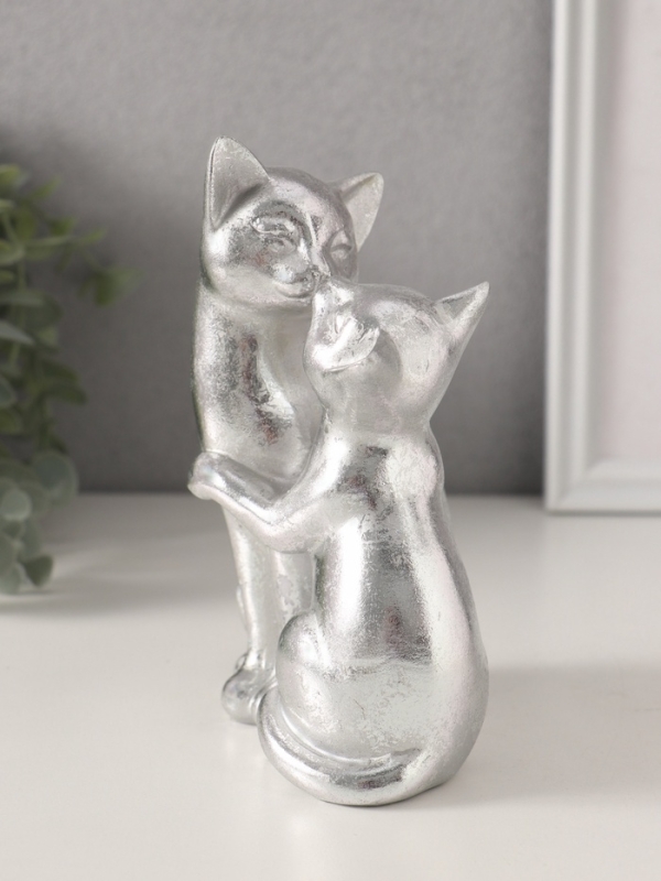 Сувенир полистоун "Кот с кошкой. Поцелуй" серебро 12х7,5х16 см