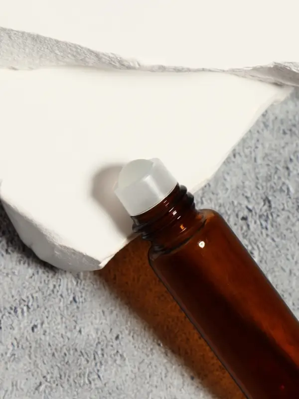 Флакон для парфюма, со стеклянным роликом, 5 мл, цвет коричневый/чёрный