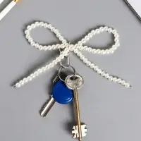 Брелок на карабине "Жемчужный бант" бусины d=0,8 см 9,5х11х1,6 см