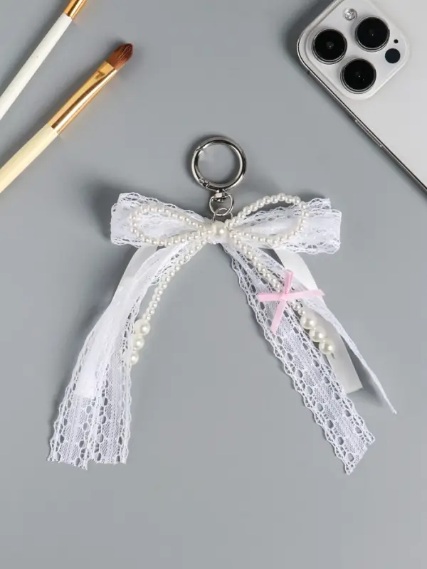 Брелок на карабине "Жемчужный бант с кружевной тесьмой" бусины d=0,4 и 0,8 см 16х9,5х1 см