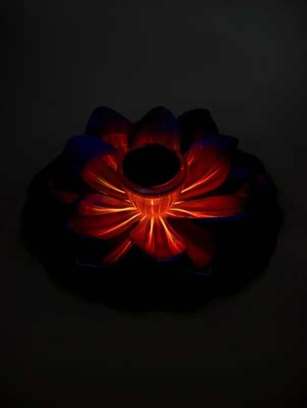 Садовый светильник для водоемов 28 х 28 х 9 см на солнечной бат-е "Лотос" фиол-ый N010