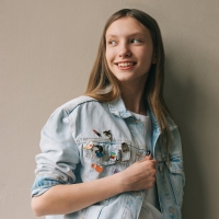 Значок &laquo;Графичные животные&raquo; лиса, цвет оранжево-белый в золоте