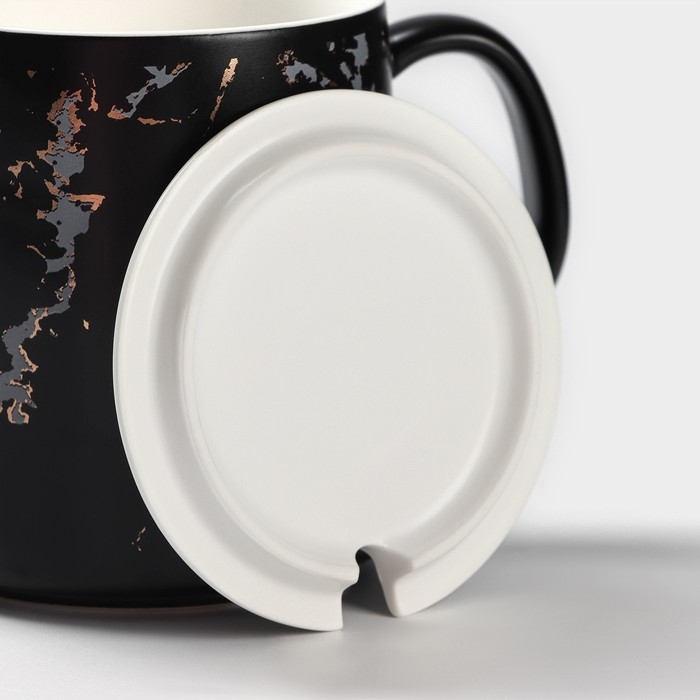 Кружка керамическая с ложкой &laquo;Чёрный мрамор&raquo;, 350 мл, цвет чёрный