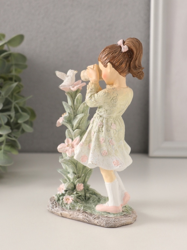 Сувенир полистоун "Малышка фотографирует птичку" зелёный 10,5х6х15,5 см