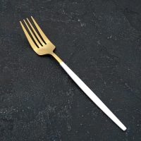 Вилка столовая из нержавеющей стали Magistro &laquo;Блинк&raquo;, 21,5&times;3 см, белая ручка, цвет золотой