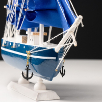 Корабль сувенирный малый &laquo;Дорита&raquo;, борта синие с белой полосой, паруса синие,23&times;5,5&times;21 см