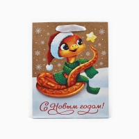 Пакет подарочный новогодний крафтовый вертикальный &laquo;Змея 2025&raquo;, MS 18 х 23 х 10 см, Новый год