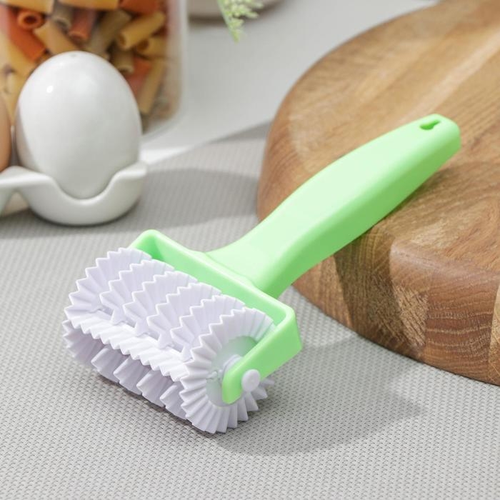 Валик для нарезки теста Доляна &laquo;Яркий&raquo;, 17&times;8&times;4,5 см, фактурный, цвет зелёный