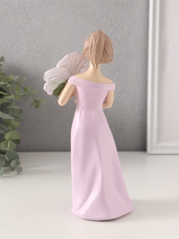 Сувенир полистоун "Девушка с большим цветком в руках" 9,5х7,2х19,4 см