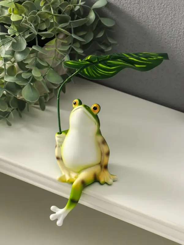 Сувенир полистоун "Лягуха под пальмовым листом" 5,8х7,5х14,5 см
