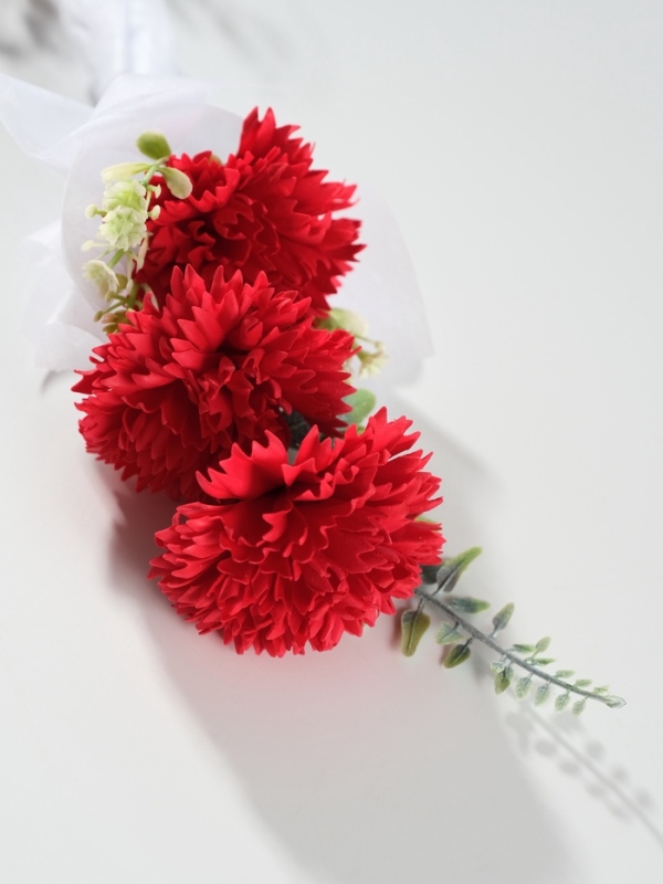 Букет из мыльных лепестков "Три гвоздики на подиуме" красный 8х8х25 см