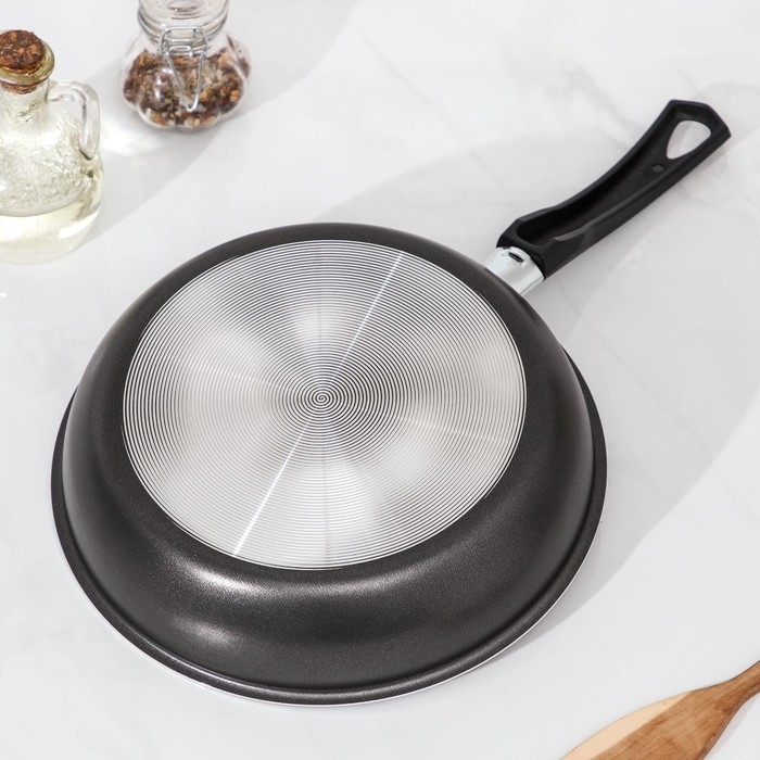 Сковорода &laquo;Классика атлас&raquo;, d=24 см, пластиковая ручка, стеклянная крышка, антипригарное покрытие, цвет чёрный