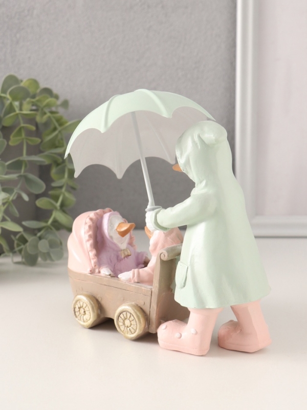 Сувенир полистоун "Утка с утятами в коляске в дождевиках под зонтом" 15,5х6,5х14/16 см