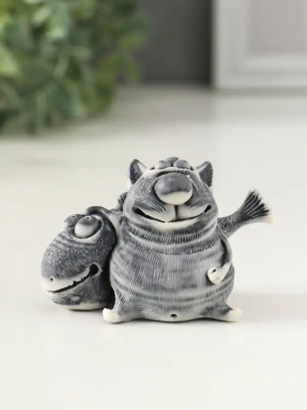 Сувенир "Кот с большой рыбиной" 4,8 см