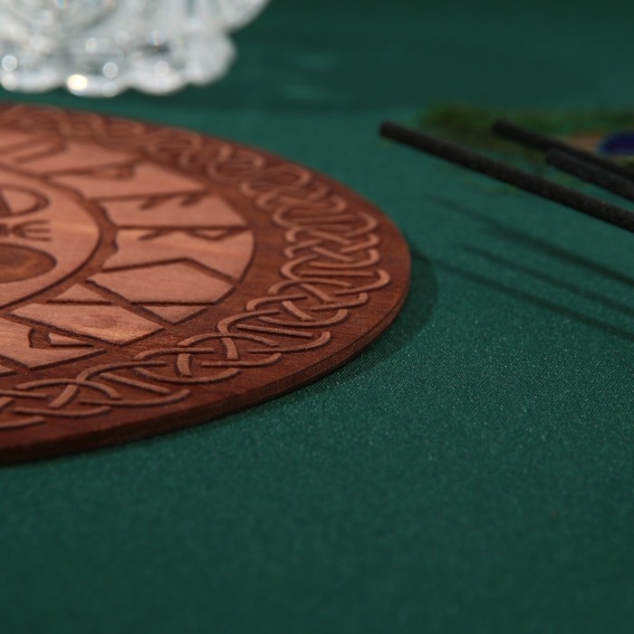 Алтарь для ритуалов &laquo;Руны старшего Футарка&raquo;, деревянный, D=24 см