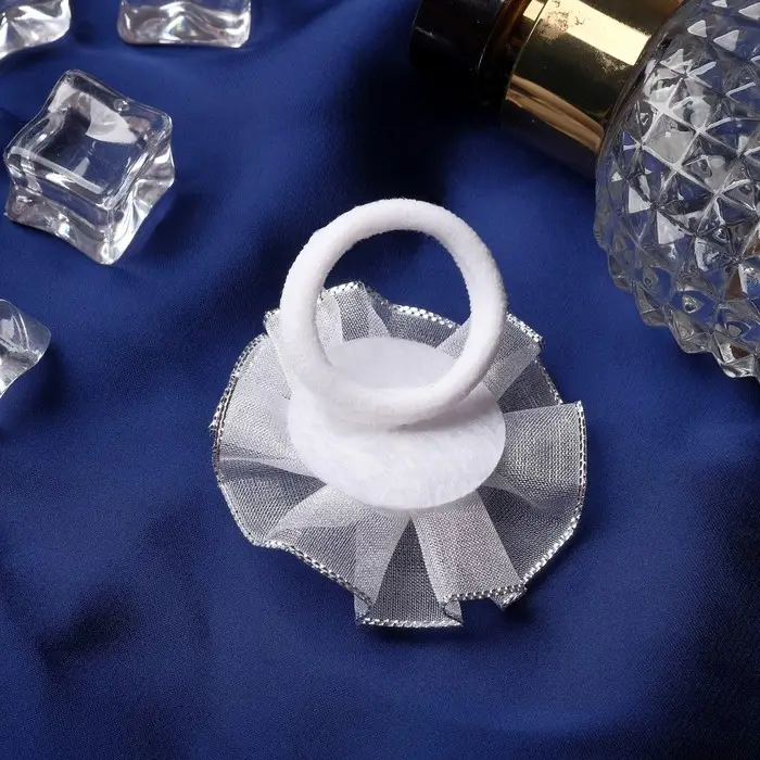 Резинка для волос бант &laquo;Школьница&raquo;, серединка блеск, d=6 см, белая