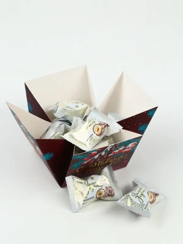 Подарочный набор &laquo;Сказочного года&raquo;: чай (50 г), конфеты (110 г), печенье брауни (120 г)