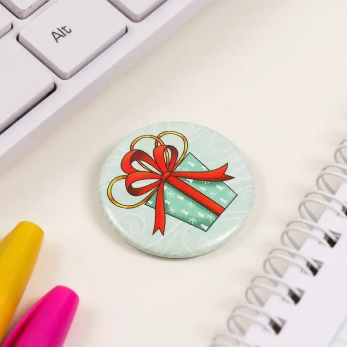 Значок закатной d=35 мм "Подарок" 6,5х6,5 см