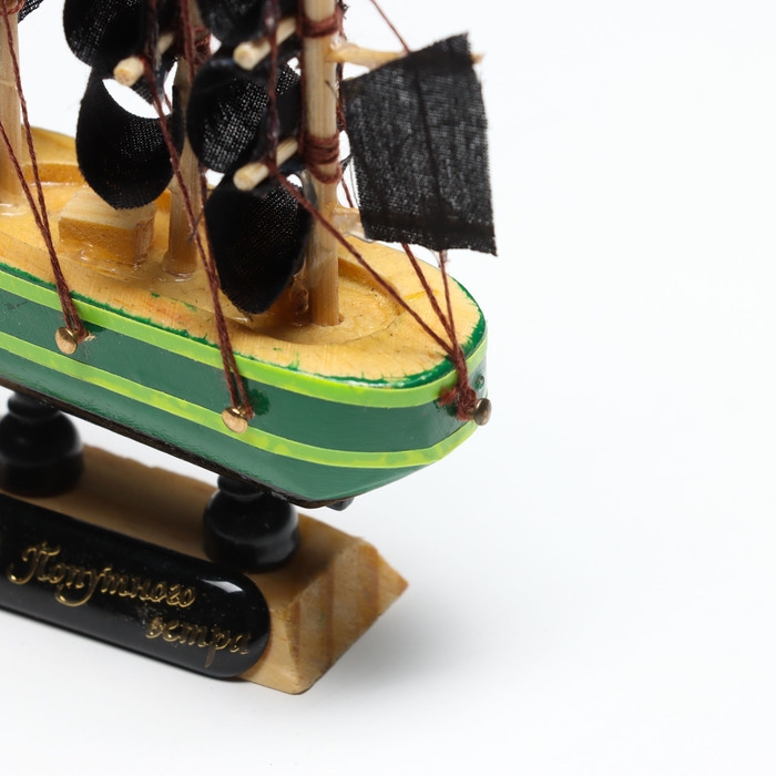 Корабль &laquo;Дункан&raquo;, 10х3х10 см, зеленый корпус, черные паруса