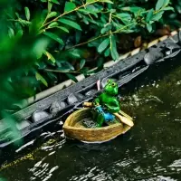 Садовая фигура 14 х 13 х 9,5 см "Лягушка в лодке" Водоплавающая