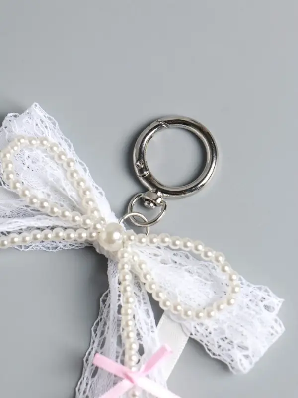 Брелок на карабине "Жемчужный бант с кружевной тесьмой" бусины d=0,4 и 0,8 см 16х9,5х1 см