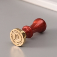 Печать для сургуча с пластиковой ручкой "Венок с буквой D" 2,5х2,5х6,3 см